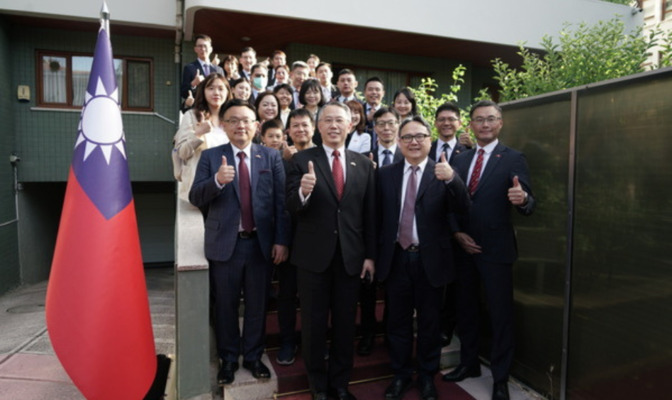 國務院專班參訪團於土耳其代表處前合照留念