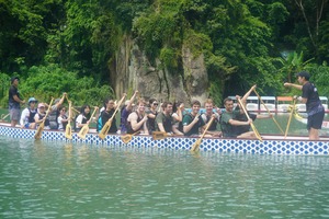 A professional coach directed the team's paddling rhythm. (Photo by Chinese Language Center)(Open new window/jpg file)Image