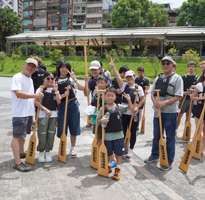 The principal of Shenkeng Elementary School Li Chun-fang (Jack Li) (first from left) personally attended the event to encourage the participants, creating a lively and exciting atmosphere at the venue. (Photo by Chinese Language Center)(Open new window/jpg file)Image