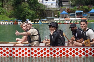 Every participant demonstrated impressive paddling skills and great enthusiasm. (Photo by Chinese Language Center)(Open new window/jpg file)Image