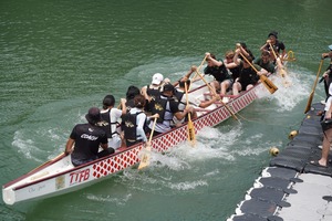 Two teams faced off in a tug-of-war competition. (Photo by Chinese Language Center)(Open new window/jpg file)Image