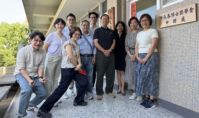 「徐永泰博士獎學金申請處」揭牌儀式圓滿達成。右一為外語學院招靜琪院長，右四為徐永泰博士。(照片來源：斯語系)