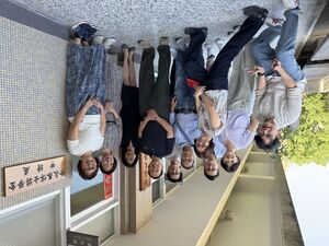 「徐永泰博士獎學金申請處」揭牌儀式圓滿達成。右一為外語學院招靜琪院長，右四為徐永泰博士。(照片來源：斯語系)(另開新視窗/jpg檔)圖片