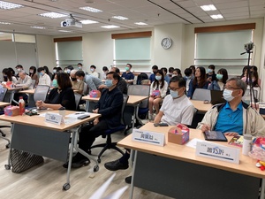 與會者詳細聆聽講座內容(照片來源:社科院數位轉型推動研究中心)(另開新視窗/jpg檔)