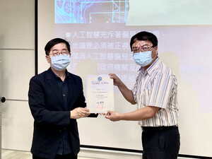 社科院院長江明修(左)頒發感謝狀(照片來源:社科院數位轉型推動研究中心)(另開新視窗/jpg檔)