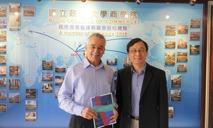 奧圖商管學院副院長蒞臨參訪並與商學院院長蔡維奇合影留念(照片來源:商學院)