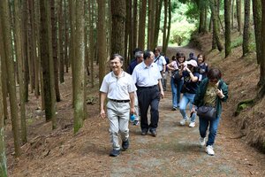 師長們走讀武陵農場二葉松森林，進行在都市難得體會的森林療癒。（攝影：秘書處）(另開新視窗/jpg檔)圖片