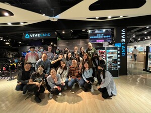 IMICS faculty and students went to Syntrend in the afternoon to gain some hands-on experiences of VR games. (Photo by IMICS)(Open new window/jpg file)