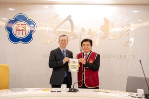 台北「張老師」中心主任委員、政大校友、台大 EMBA 校友基金會廖學茂董事長（右）代表致贈感謝旗予校長李蔡彥。（攝影：秘書處）(另開新視窗/jpg檔)圖片