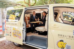 校長李蔡彥（左）表示，教育的本質與「張老師」助人為樂的精神一脈相承，皆以「成人之美」為目標，期盼學生在校園中不僅學習亦能身心健全成長。（攝影：秘書處）(另開新視窗/jpg檔)圖片