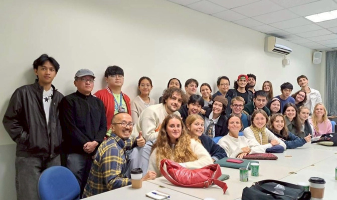 臺灣風格的合影時刻：葉嘉炘教授（前排左側，黃格子外套）與學生們，以及石武耕教授（後排右數第六，戴眼鏡）一同入鏡（照片來源：國傳碩）