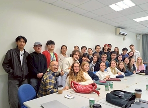 臺灣風格的合影時刻：葉嘉炘教授（前排左側，黃格子外套）與學生們，以及石武耕教授（後排右數第六，戴眼鏡）一同入鏡（照片來源：國傳碩）(另開新視窗/jpg檔)圖片