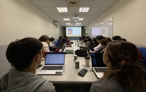 學生品嚐仙草（grass jelly）時，石武耕教授在講座尾聲推薦相關閱讀，涵蓋飲食、文化、身份認同與政治議題，包括 E. N. Anderson 的《Everyone Eats: Understanding Food and Culture》、Rachel Laudan 的《Cuisine and Empire: Cooking in World History》、Anya von Bremzen 的《National Dish: Around the World in Search of Food, History, and the Meaning of Home》、Fuchsia Dunlop 的《Invitation to a Banquet: The Story of Chinese Food》、Michelle T. King 的《Chop Fry Watch Learn: Fu Pei-mei and the Making of Modern Chinese Food》，以及陳玉箴的《台灣菜的文化史：食物消費中的國家體現》。（照片來源：國傳碩）(另開新視窗/jpg檔)圖片