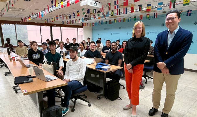 Dr.Wright在演講結束後,與崔老師、課堂同學們留下大合照。(照片來源:國際事務學院)