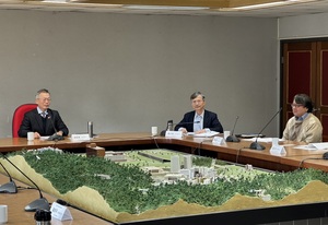 校長李蔡彥(左)表示,政大有責任在永續發展上,扮演更大的角色。(攝影:秘書處)(另開新視窗/jpg檔)圖片