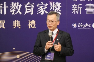 President Li admires Chair Professor Wu's sense of mission in education. (Photo by Secretariat)(Open new window/jpg file)