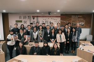 貴賓致詞後合影留念。感謝教育部代表廖東杉專案管理師、探索者總辦公室彭心儀研究員蒞校指導。(照片來源:文學院)(另開新視窗/jpg檔)圖片