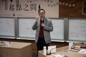 林啓屏教務長談「從自然人到自由人」。(照片來源:文學院)(另開新視窗/jpg檔)圖片