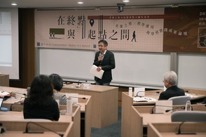 英雄相遇:政大文學院曾守正院長介紹北藝大林劭仁教務長和文學院李維倫副院長出場,介紹兩校「英雄之旅」的特色。(照片來源:文學院)(另開新視窗/jpg檔)圖片