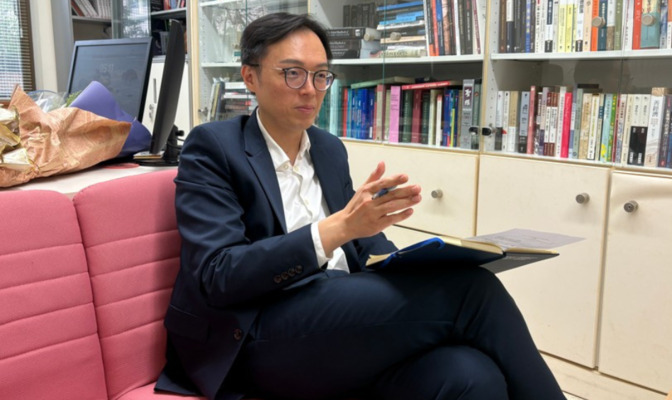 陳建綱教授說明開設政治哲學與人工智慧課程初衷。(照片來源：AI中心)