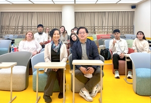 Professor Chun-Ming Huang, Associate Dean of the College of Communication at NCCU (front row, right), took a group photo with the speaker, Ghost Island Media founder Emily Wu (front row, left), and the students. (Photo by College of Communication)(Open new window/jpg file)Image