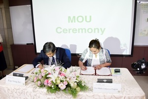 President Kuo of NCCU and Prisedent Dugyon of IFSU signing MoU of two universities