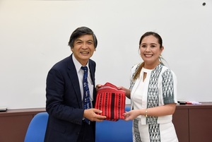 Gift Exchange of NCCU & IFSU: IFSU give Ifugao weaving cloth as a gift to NCCU