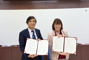 President Kuo of NCCU and Prof. Stark of UHM presenting the MoU of the two universities
