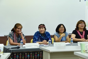 The exchange between indigenous weavers from Taiwan and the Philippines.(Photo by Department of Ethnology)