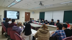 Colin McCulloch教授解析朝鮮國際教育合作與參與（照片來源：國發所）(另開新視窗/jpg檔)