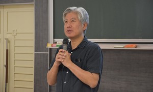 教務處副教務長金仕起講解希望種子計畫課業輔導自學活動。（照片來源：王晨羽）(另開新視窗/jpg檔)圖片
