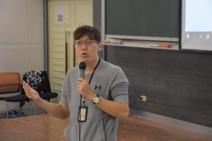 學務處職業生涯發展中心輔導員趙紀綱說明生涯規劃。（照片來源：王晨羽）(另開新視窗/jpg檔)圖片