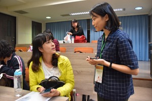 清水高中老師接受政大校訊記者採訪。（照片來源：王晨羽）(另開新視窗/jpg檔)圖片