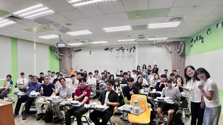 金融系碩班同學交流會，以輕鬆餐敘、分享討論方式進行，共有50多位師生參與。