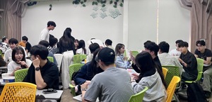 碩一、碩二分組交流,同學們討論熱烈。(照片來源:金融系)(另開新視窗/jpg檔)圖片