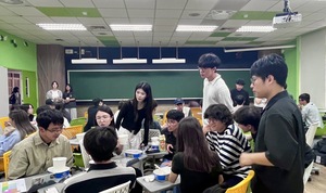 碩二學長姐分享論文時程規劃。(照片來源:金融系)(另開新視窗/jpg檔)圖片
