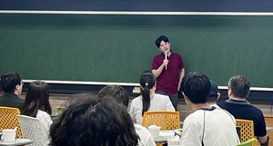 師長鼓勵同學,研究主題的選擇應與自身興趣與能力相符,才能長久保持熱情。(照片來源:金融系)(另開新視窗/jpg檔)圖片