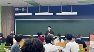 師長鼓勵同學,找到適合自己的研究步調與節奏。(照片來源:金融系)(另開新視窗/jpg檔)圖片