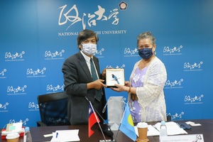 校長郭明政(左)以代表臺灣人民精神的國鳥藍鵲瓷盤致贈帛琉駐臺大使歐克麗(右)表達熱切歡迎(攝影:秘書處)(另開新視窗/jpg檔)
