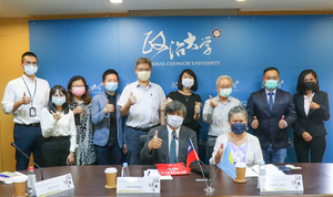 帛琉駐臺大使歐克麗(前排右)樂見未來和本校必能攜手為文化傳承及環境永續共創佳話(攝影:秘書處)(另開新視窗/png檔)