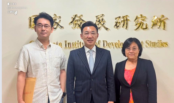 國發所魏玫娟老師邀請江啟臣到校演講。(照片來源:國發所)
