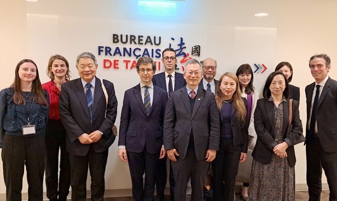 NCCU President Tsai-Yen Li (center, front row) led the delegation to meet with Sciences Po President Luis Vassy (fourth from left, front row) and International Affairs Director Jeremy Perelman (far right, front row).(Photo by OIC)
