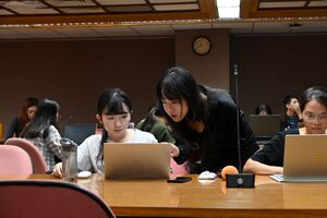 Gina guided students through the use of academic writing tools. (Photo credit: EMI Resource Center)(Open new window/jpg file)Image