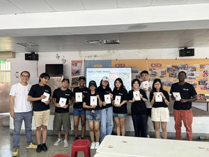 The winning team of the team-building activity took a photo with the IMES director. (Photo by IMES)(Open new window/jpg file)Image