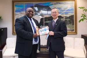 President Tsai-Yen Li(right)and Dr. Gilroy Middleton(left).(Photo by Secretariat)(Open new window/jpg file)Image