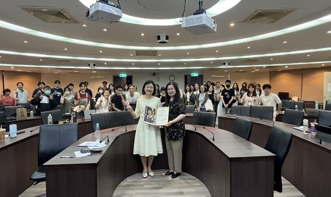 吳珮瑀教授演講。（照片來源：輔諮碩）