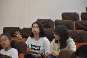 高中生踴躍發問。（照片來源：王晨羽）(另開新視窗/jpg檔)圖片