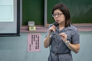 傳播學院教授張郁敏表示政大傳播學院課程設計的特色為「尊重學生」，期盼學生在廣大的傳播領域中，往自己有興趣的方向學習。（照片來源：校訊記者林亭）(另開新視窗/jpg檔)圖片
