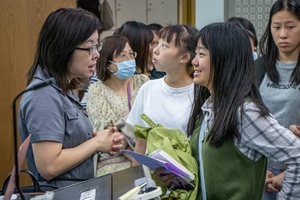 座談結束後，參與學生把握機會向教授張郁敏提問。（照片來源：校訊記者林亭）(另開新視窗/jpg檔)圖片