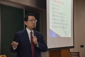 今年外交系亦於研究大樓203教室舉辦深度座談會，並由外交系副教授盧業中主講。（照片來源：王晨羽）(另開新視窗/jpg檔)圖片